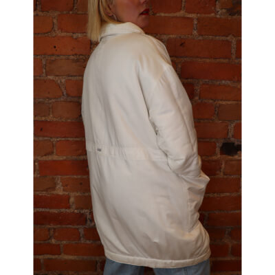 valkoinen toppatakki