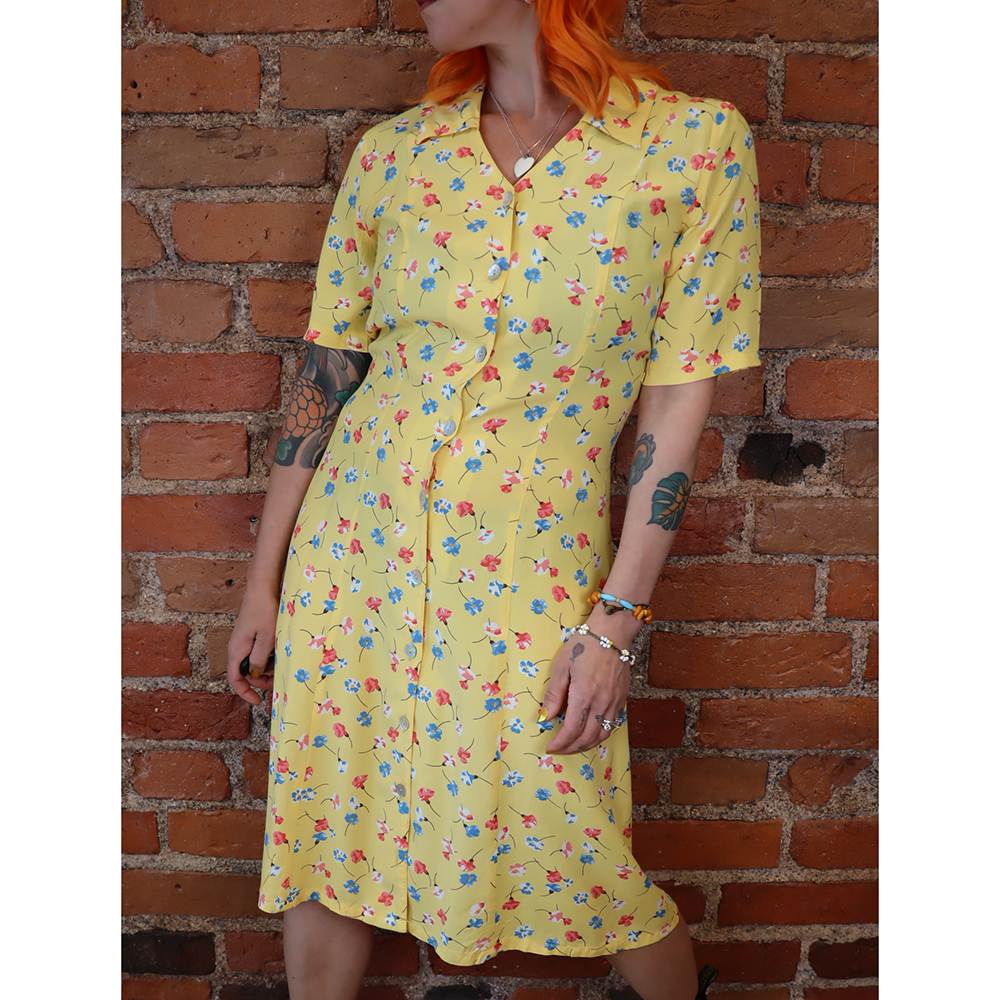 keltainen kukkamekko