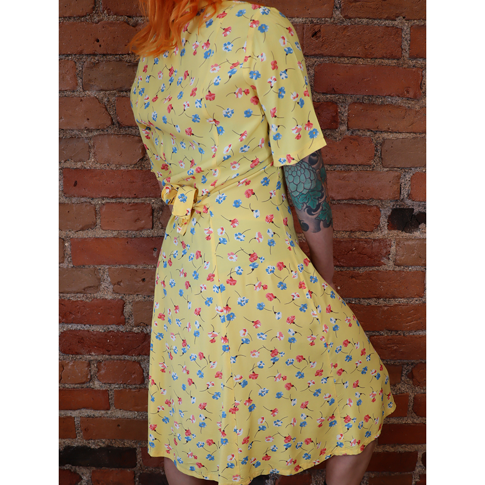 keltainen kukkamekko