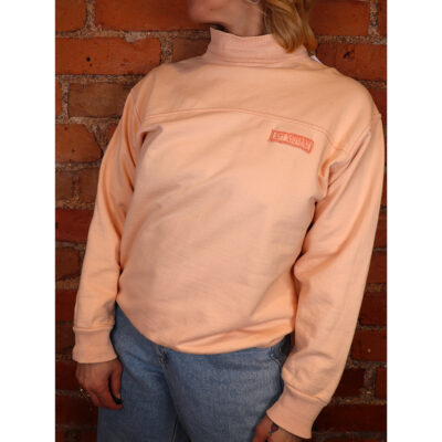 persikanvärinen swetari