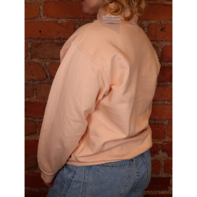 persikanvärinen swetari