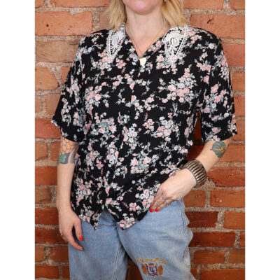 kukkapusero pitsikauluksella