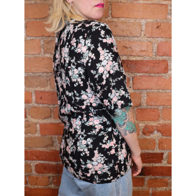 kukkapusero pitsikauluksella