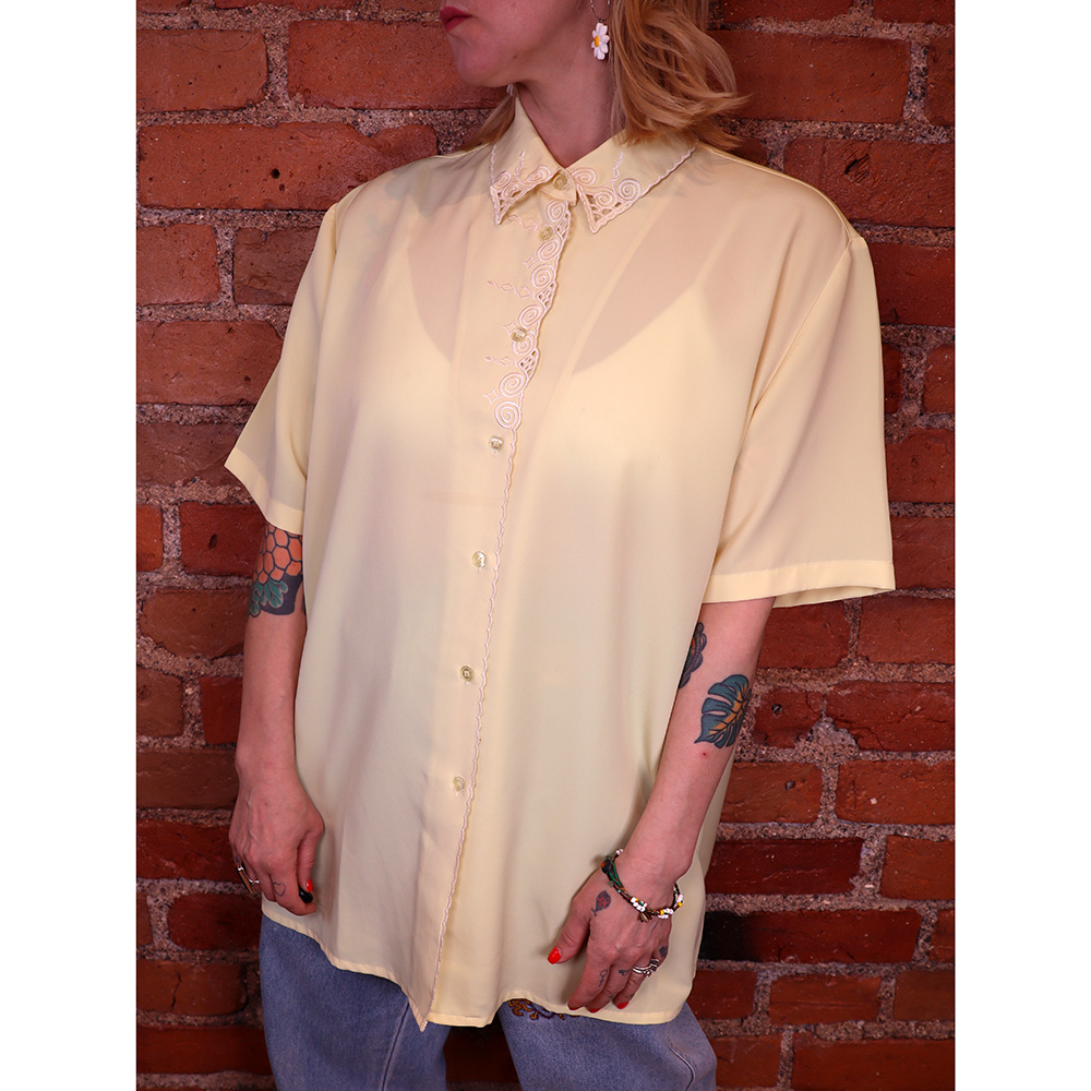 vaaleankeltainen paita