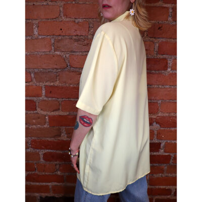 vaaleankeltainen paita