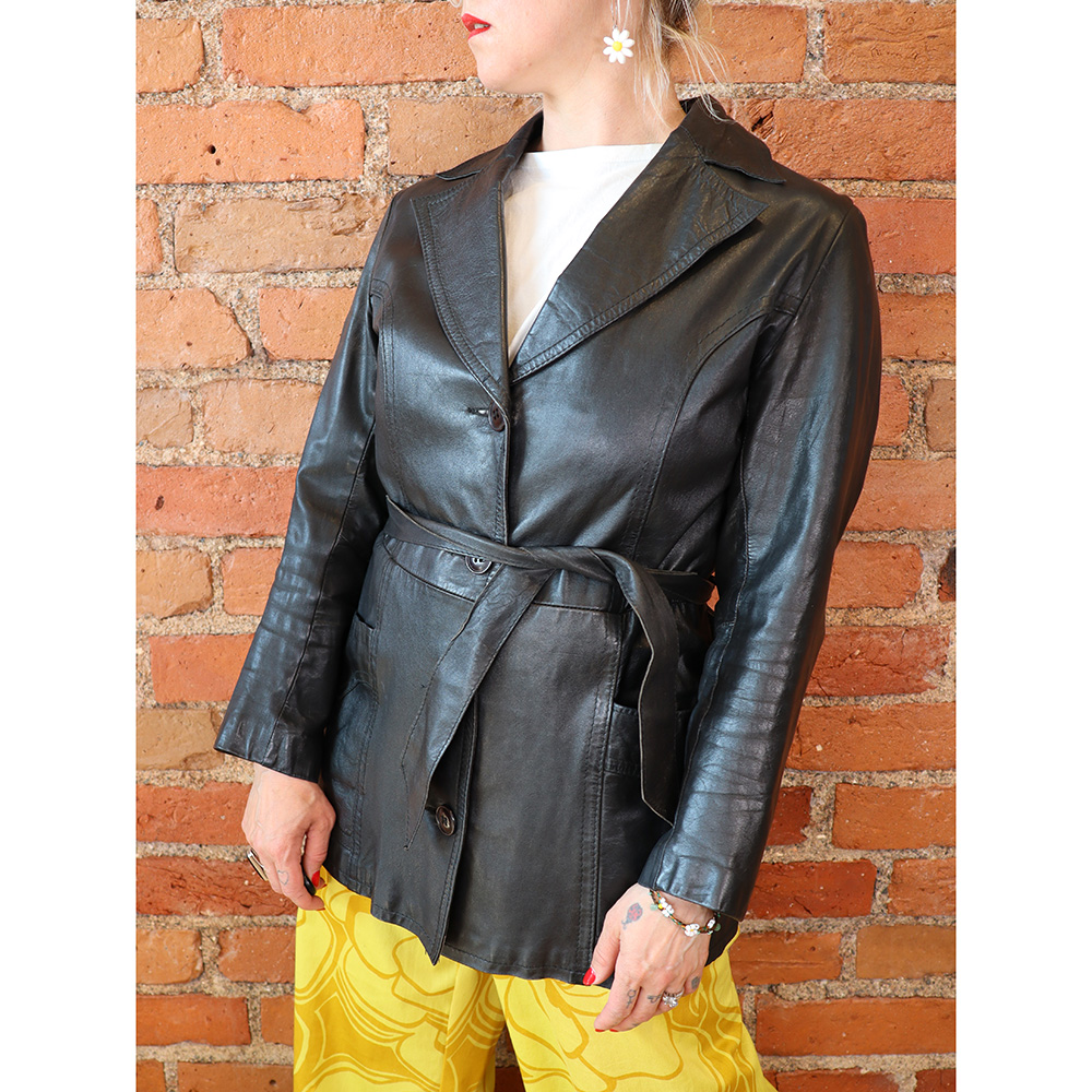 musta 70-luvun nahkatakki