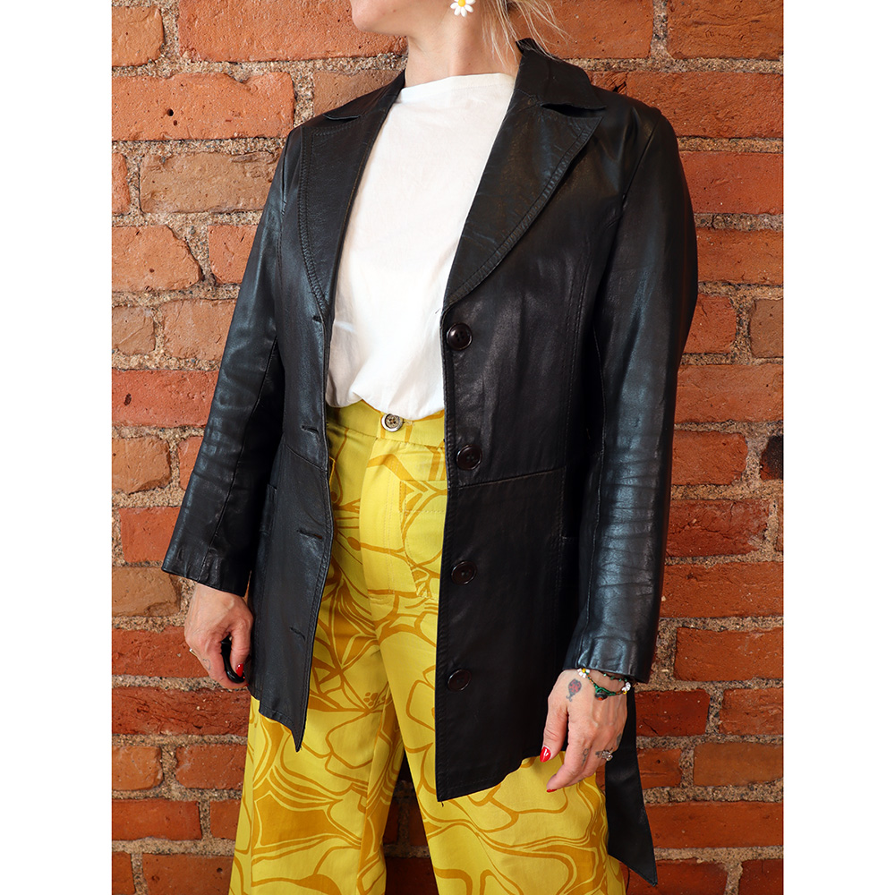 musta 70-luvun nahkatakki