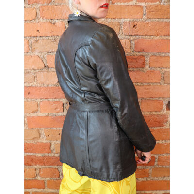 musta 70-luvun nahkatakki