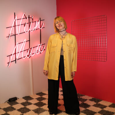 keltainen silkkipaita