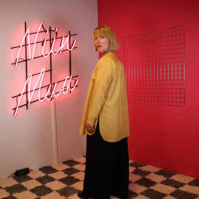 keltainen silkkipaita