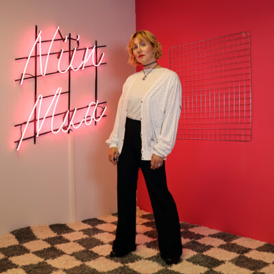 valkoinen trikootakki