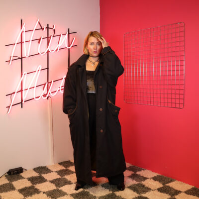 musta pitkä talvitakki