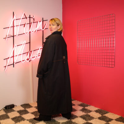 musta pitkä talvitakki