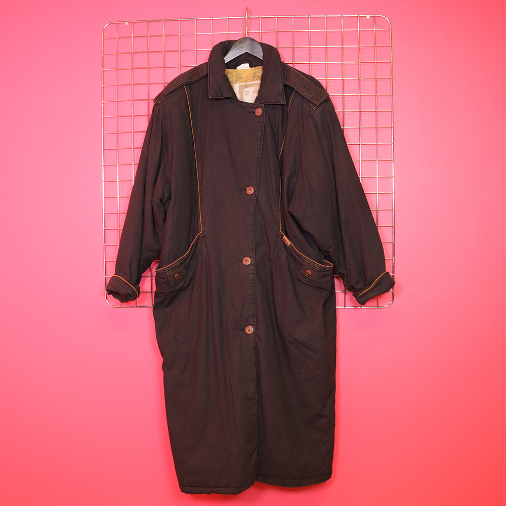 musta pitkä talvitakki