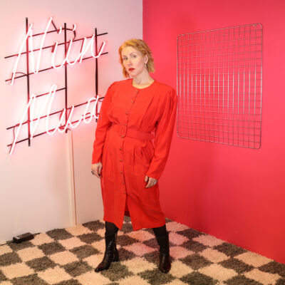 punainen silkkimekko