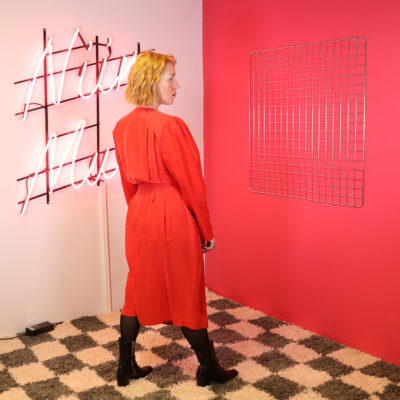 punainen silkkimekko