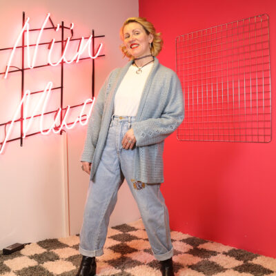 vaaleansininen neuletakki