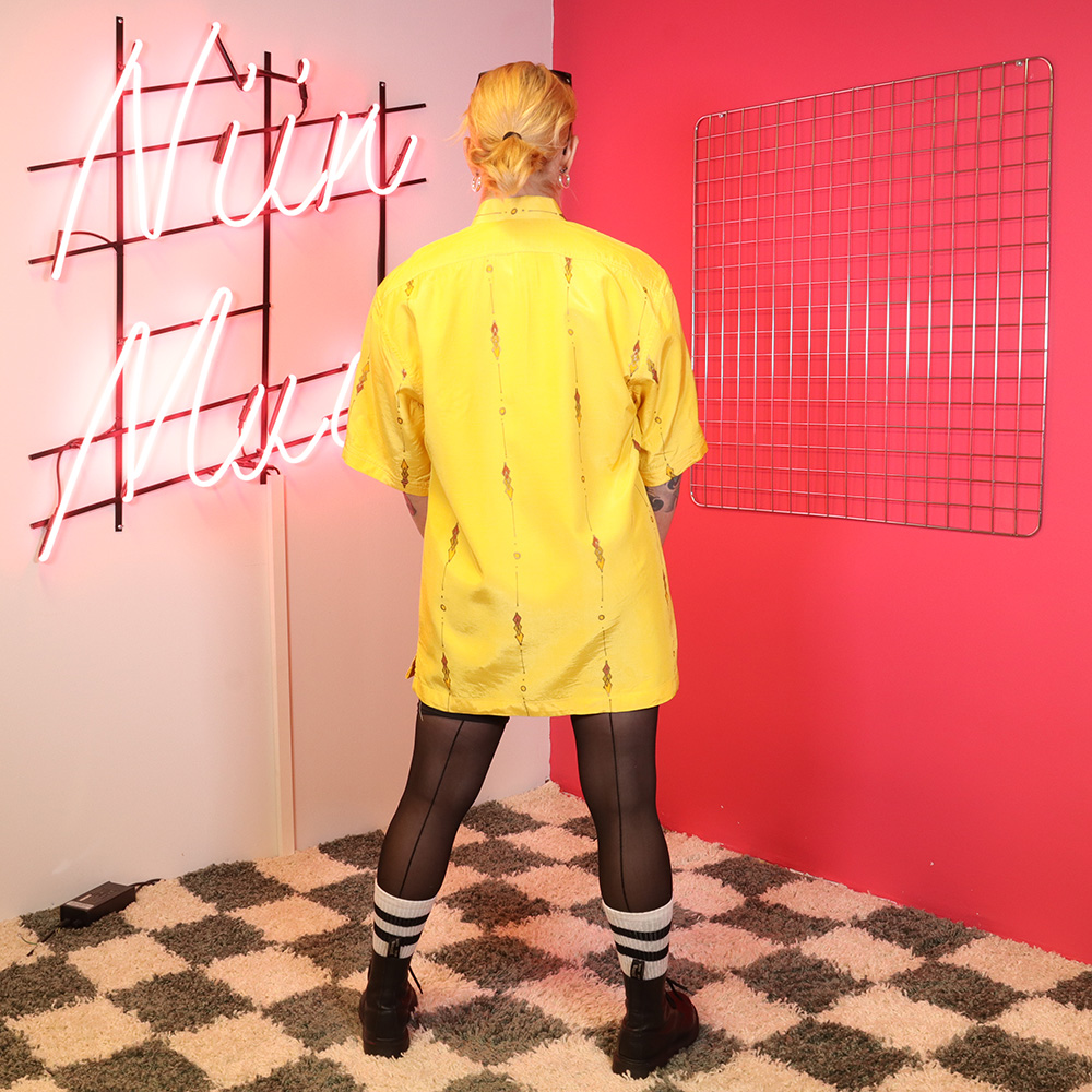 keltainen silkkipaita