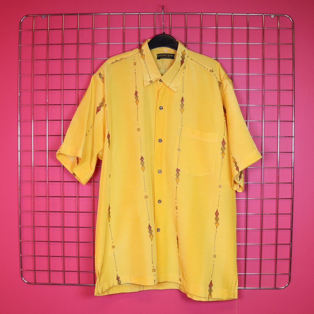 keltainen silkkipaita