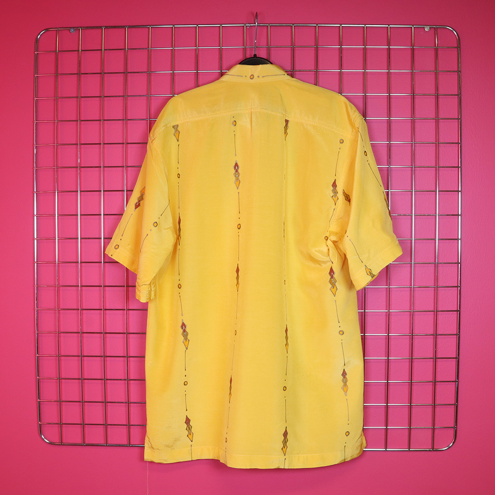 keltainen silkkipaita