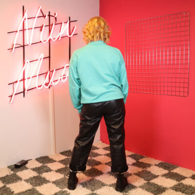 tennisaiheinen swetari