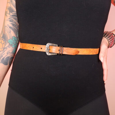 Konjakinvärinen nahkavyö