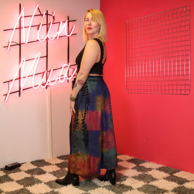 batiikkivärjätty pitkä hame