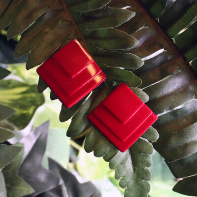 viininpunaiset korvakorut