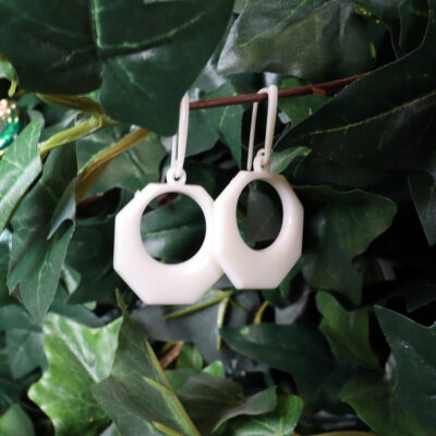 valkoiset korvakorut