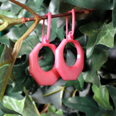 vaaleanpunaiset korvakorut