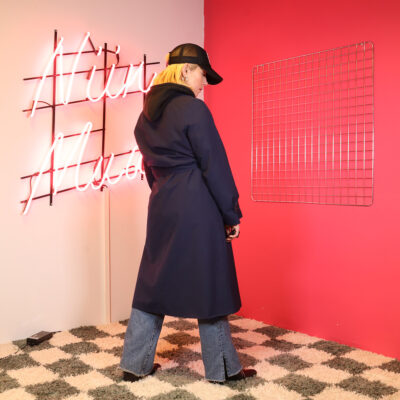 sininen pitkä takki